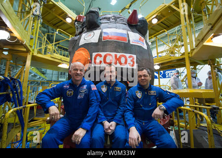 Nell Integrazione impianto al cosmodromo di Baikonur in Kazakistan, Expedition 47 membri di equipaggio Jeff Williams della NASA (sinistra) e Alexey Ovchinin (centro) e Oleg Skripochka (destra) di Roscosmos, posa per foto il 4 marzo 2016, di fronte a loro Soyuz TMA-20M veicolo spaziale durante la fase finale del training di pre-lancio. Il trio sarà lanciato il 19 marzo, il kazako tempo, per un periodo di sei mesi di missione sulla Stazione spaziale internazionale. Foto NASA da GCTC/UPI Foto Stock