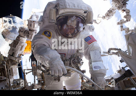 L'astronauta della NASA Peggy Whitson è visto su Gennaio 6, 2017, prendendo parte a una spacewalk durante la spedizione 50 a bordo della Stazione Spaziale Internazionale. Lunedì, 24 aprile 2017, astronauta Peggy Whitson ha rotto il 534 giorni di set di record da Jeff Williams per il tempo totale trascorso nello spazio da un americano. Whitson è anche la prima donna al comando della Stazione Spaziale Internazionale (ISS) due volte come pure tenendo premuto il record per la maggior parte i viaggi futuri condotti da una donna astronauta. La NASA/UPI Foto Stock