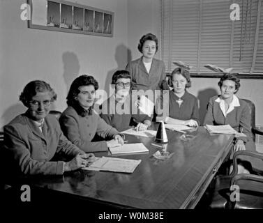 Le donne gli scienziati riuniti in una sala riunioni presso la NASA nel 1959. In corrispondenza della parte più a sinistra è Lucille Coltrane. Lucille era un computer a Langley Research Center. Accanto a Lucille è Jean Clark Keating, ingegnere aerospaziale. Il terzo donna da sinistra è Katherine Collie Speegle, un matematico. La donna in piedi è Doris 'DOT' Lee, che ha lavorato su un team con Katherine Collie Speegle. Accanto a Doris è Ruth I. Whitman, un ingegnere in pilotless divisione aerei. La donna seduta alla destra di Ruth è Emily Stephens Mueller, un computer che ha lavorato con lo spazio di gruppo di attività. La NASA/UPI Foto Stock