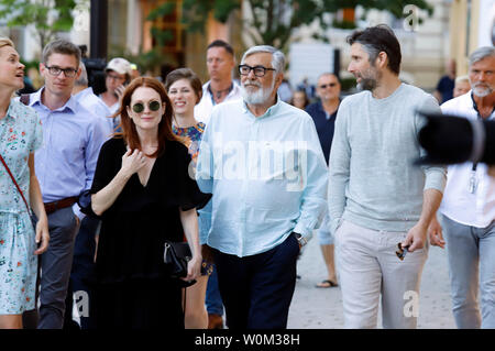 Carlsbad, Repubblica Ceca. Il 27 giugno, 2019. Julianne Moore, suo marito Bart Freundlich e direttore del festival Jiri Bartoska su un tour della città a 54th International Film Festival di Karlovy Vary 2019 il 27 giugno 2019 a Carlsbad, in Repubblica Ceca. Credito: Geisler-Fotopress GmbH/Alamy Live News Foto Stock