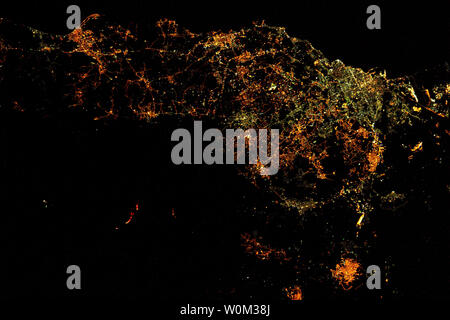 La spedizione 50 equipaggio a bordo della Stazione Spaziale Internazionale aveva una vista notturna dal orbita di Europa il vulcano più attivo, l'Etna, eruttando il 19 marzo 2017. Astronauta Thomas Pesquet dell'Agenzia spaziale europea catturato questa immagine e lo condivide con il suo social media seguaci, scrittura, 'Mount Etna in Sicilia. Il vulcano sta eruttando e la lava fusa è visibile dallo spazio, di notte! (Le linee rosse sulla sinistra)." La NASA/UPI Foto Stock