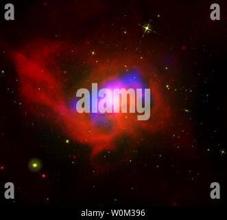 Al centro del centauro galaxy cluster, vi è una grande galassia ellittica chiamato NGC 4696. Ancora più profonda, c'è un buco nero supermassiccio annegato entro il nucleo di questa galassia. Questa immagine composita, rilasciato il 19 aprile 2017, contiene dati a raggi X di Chandra (rosso) che rivela il gas caldo nel cluster e dati radio dalla NSF Karl G. Jansky molto grandi array (blu) che mostra le particelle ad alta energia prodotta dal buco nero-powered getti. La luce visibile dati dal Telescopio Spaziale Hubble (verdi) mostrano galassie nel cluster nonché le stelle e le galassie al di fuori del cluster. N Foto Stock