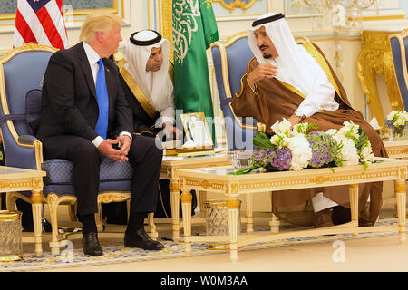 Presidente Donald Trump e Re Salman bin Abdulaziz Al Saud dell'Arabia Saudita a parlare insieme nel corso di cerimonie, 20 maggio 2017, presso il Royal Court Palace a Riyadh in Arabia Saudita. White House Foto di Shealah Central Plaza Hotel/UPI Foto Stock