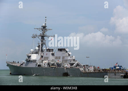 Visite-missile destroyer USS John S. McCain (DDG 56) ormeggiato a lato del molo a Changi Base Navale, Repubblica di Singapore, il 21 agosto 2017, a seguito di una collisione con la nave mercantile Alnic MC mentre in corso ad est dello Stretto di Malacca e Singapore in precedenza che giorno. Danni significativi alla carena ha provocato inondazioni nelle vicinanze di vani, tra cui equipaggio ormeggio, macchinari e camere di comunicazioni. I danni degli sforzi di controllo da parte dell'equipaggio arrestato ulteriori inondazioni. L'incidente verrà esaminato. Foto di Grady T. Fontana/STATI UNITI Navy/UPI Foto Stock