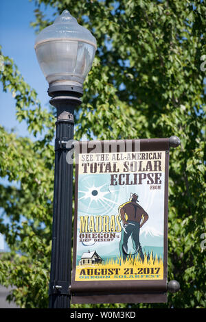 Un segno è visto lungo le strade a Madras, Oregon, dove migliaia di visitatori sono attesi per l'eclisse solare totale, il 19 agosto 2017. L'eclipse saranno ampi attraverso una porzione ristretta di contigui Stati Uniti da Lincoln Beach, Oregon a Charleston, Carolina del Sud il 21 agosto. Una parziale eclissi solare sarà visibile in tutto il nord del continente americano insieme con alcune parti del Sud America, Africa ed Europa. Foto NASA da Aubrey Gemignani/UPI Foto Stock