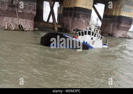 La Guardia costiera hanno recuperato quindici persone in pericolo vicino a Port Aransas, Texas, in risposta a uragano Harvey, il 26 agosto 2017. Due della guardia costiera Stazione aria Corpus Christi MH-65 Delfino elicottero personale di volo sono state lanciate per assistere le persone in situazioni di emergenza a bordo di navi di Sabine Pass, Sandy Point e Signet Enterprise. Foto di U.S. Coast Guard/UPI Foto Stock