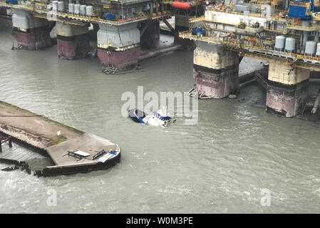 La Guardia costiera hanno recuperato quindici persone in pericolo vicino a Port Aransas, Texas, in risposta a uragano Harvey, il 26 agosto 2017. Due della guardia costiera Stazione aria Corpus Christi MH-65 Delfino elicottero personale di volo sono state lanciate per assistere le persone in situazioni di emergenza a bordo di navi di Sabine Pass, Sandy Point e Signet Enterprise. Foto di U.S. Coast Guard/UPI Foto Stock