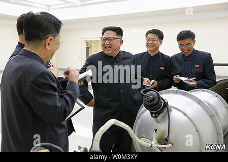 Questa immagine rilasciata il 3 settembre 2017, dalla Corea del Nord di notizie ufficiali Service (KCNA), mostra leader della Corea del nord Kim Jong Onu durante un briefing dagli scienziati armi nucleari Istituto sui dettagli di nucleari del paese programma weaponization. Durante la riunione, Kim Jong Onu ha testimoniato il caricamento di una bomba ad idrogeno in un missile intercontinentale missile. KCNA/UPI Foto Stock