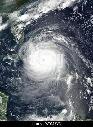 La NASA-NOAA's Suomi satellite NPP catturato questa immagine di uragano Irma oltre alle Bahamas e Cuba su settembre 8, 2017 a 1:45 p.m. EDT (1748 UTC). Florida della divisione nella gestione delle situazioni di emergenza si stima che 5,6 milioni di Floridians sono state ordinate per evacuare in quanto membro prepara per Irma per fare approdo domenica mattina presto. La NASA/UPI Foto Stock