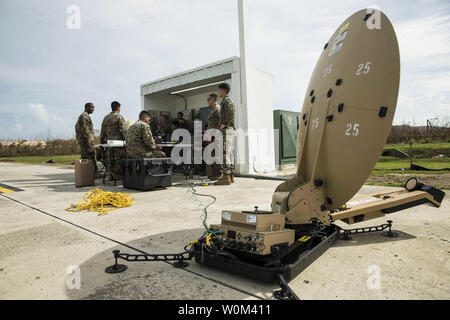 Stati Uniti Marines con Battaglione Team di atterraggio secondo battaglione, 6° Reggimento Marini, 26 Marine Expeditionary Unit (MEU), stabilire la comunicazione delle operazioni di assistenza in sforzi di soccorso per le vittime dell uragano Maria a Jose Aponte de la Torre aeroporto, Ceiba, Puerto Rico, il 23 settembre 2017. Il ventiseiesimo MEU è sostenere la Federal Emergency Management Agency, il piombo agenzia federale e le autorità locali in Puerto Rico e Stati Uniti Isole Vergini con il doppio obiettivo di proteggere la vita e la sicurezza di coloro che nelle zone colpite. Foto di Lance Cpl. Tojyea Matally/STATI UNITI Marine Corps/UPI Foto Stock