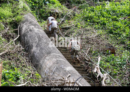 Citizen-Soldiers del Puerto Rico Guardia nazionale, 1013th En. Co. (Sappers), 130Battaglione, 101st squadrone comando, eseguita la compensazione e i lavori di ricostruzione a dieci miglia di acqua sistema di canale vicino al quartiere di Llanadas, Isabela, Puerto Rico, il 2 ottobre 2017. I soldati hanno lavorato al fianco di un gruppo di vigili del fuoco di compensazione e la riparazione della struttura costruita nel 1927, che ha subito gravi danni dall uragano Maria. Dopo le opere completate più di centomila persone nel territorio dei comuni di Aguadilla, Aguada, Isabela, Moca, Rincon, San Sebastián‡n e Quebradillas Foto Stock