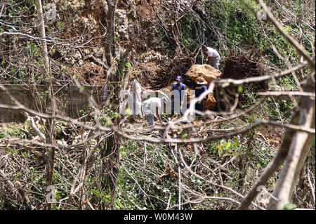 Citizen-Soldiers del Puerto Rico Guardia nazionale, 1013th En. Co. (Sappers), 130Battaglione, 101st squadrone comando, eseguita la compensazione e i lavori di ricostruzione a dieci miglia di acqua sistema di canale vicino al quartiere di Llanadas, Isabela, Puerto Rico, il 2 ottobre 2017. I soldati hanno lavorato al fianco di un gruppo di vigili del fuoco di compensazione e la riparazione della struttura costruita nel 1927, che ha subito gravi danni dall uragano Maria. Dopo le opere completate più di centomila persone nel territorio dei comuni di Aguadilla, Aguada, Isabela, Moca, Rincon, San Sebastián‡n e Quebradillas Foto Stock