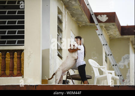 Fabiola Vazquez Barriel, 10, avvolge il suo cane, Apollo, in San Juan, Puerto Rico, il 3 ottobre 2017. Il popolo di Porto Rico sono resilienti, evidenziato dalle storie di prossimo ad aiutare il prossimo, e comunità aiutando le comunità dopo l uragano Maria ha devastato l'isola. Foto di Master Sgt. Joshua DeMotts/STATI UNITI Air Force/UPI Foto Stock