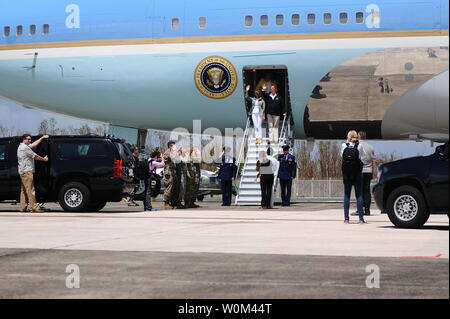 Presidente Donald Trump e la moglie, Melania, arrivano in Carolina, Puerto Rico, il 3 ottobre 2017, per valutare i soccorsi luogo nell'isola a seguito della devastazione causata dall'uragano Maria. L'aiutante generale di Puerto Rico, Briga. Gen. Isabelo Rivera, insieme con il Tenente Gen. Jeffrey Buchanan, US Army Nord Comandante generale e il Governatore di Ricardo Rossello, ha accolto il presidente sul suo arrivo all'isola. Foto di Sgt. Jose Ahiram Diaz/PRNG/UPI Foto Stock