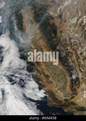 Della piattaforma satellitare Terra della NASA raccolto questo naturale-immagine a colori con risoluzione moderata Imaging Spectroradiometer, dello spettroradiometro MODIS strumento su ottobre 10, 2017. Attivamente bruciando aree (hot spot), rilevata da MODISÕs fasce termiche sono evidenziate in rosso. Incendi continuano a causare distruzione generalizzata nella valle di Sonoma e di Napa Valley aree della California. Caldo e asciutto, venti alti e la mancanza di acqua nella zona continuano ad ostacolare gli sforzi di vigile del fuoco nella lotta contro gli incendi. Migliaia di strutture sono state bruciate e stark mostrano paesaggi acri di caminetti in piedi come il solo le strutture Foto Stock