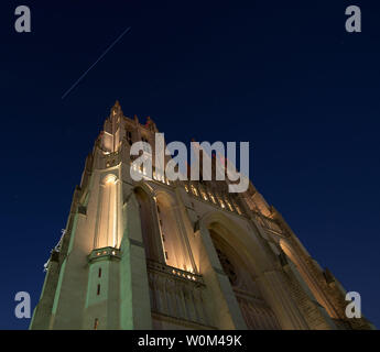 La Stazione Spaziale Internazionale è visto in questo venti secondi di esposizione come si vola sopra la Cattedrale Nazionale di Washington, il 29 novembre 2017. A bordo sono: gli astronauti della NASA Joe Acaba, Mark Vande Hei, e Randy Bresnik; cosmonauti russi Alexander Misurkin e Sergey Ryanzansky; e l'astronauta dell'ESA Paolo Nespoli. Foto NASA da Bill Ingalls/UPI Foto Stock