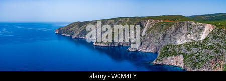 Vista panoramica sopra le scogliere e il profondo blu del mare Mediterraneo a Kambi, Zante, Grecia Foto Stock