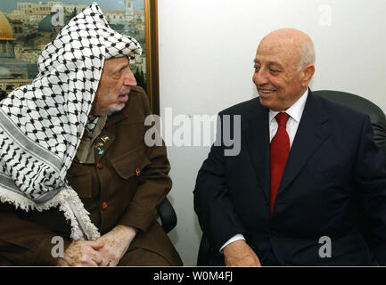 Il primo ministro palestinese Ahmed Qureia (R) colloqui con il leader palestinese Yasser Arafat nel suo ufficio a Ramallah in Cisgiordania, Lunedì 10 Novembre, 2003. (UPI/Hussein Hussein/Autorità palestinese) Foto Stock