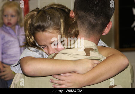 Tech. Sgt. James Ahlstrom di 109 Air Control Squadron, Utah Air National Guard, Salt Lake City, Utah dà la sua figlia Emily un ultimo abbraccio prima di distribuire il 9 novembre 12, 2003. Ahlstrom è l'unità viene inviata per il Medio Oriente a sostegno del conflitto iracheno. Questa è la terza volta in tre anni che questo Air National Guard unità è stata attivata per aumentare active duty forze già distribuito. (UPI foto/Burke Baker/Air Force) Foto Stock