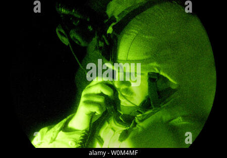 Senior Airman Josh Gianni, Tactical Air parte di controllo, 4° aria Gruppo di supporto, di distacco 1, chiamate in un attacco aereo nel buio totale su un obiettivo strategico di Kirkuk, Iraq, come parte del funzionamento Ivy Cyclone, recentemente. Rilascio foto Novembre 24, 2003. (UPI foto/Jeffrey A. Wolfe/Air Force) Foto Stock