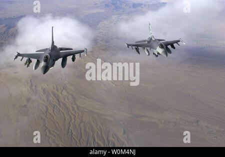Una coppia di F-16 Fighting Falcon patrol da qualche parte su Afghanistan il nov. 29, 2003. F-16's sono da New York Air National Guard la 174esima Fighter Wing a Siracusa. (UPI foto/SSgt. Suzanne M. Jenkins/Air Force) Foto Stock