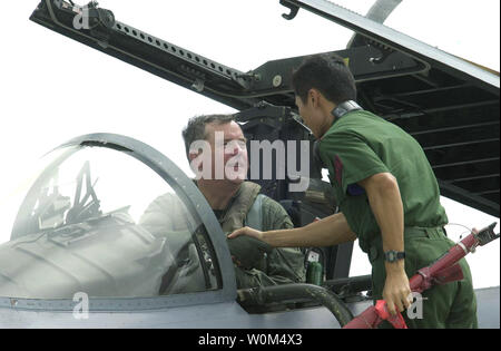 Lt. Gen. Thomas Waskow, sede 5 Air Force commander, Yokota Air Base, Giappone, agitare le mani con Tech. Sgt. Norihiro Matsumoto durante una reciproca familiarizzazione di turnaround formazione presso Andersen Air Force Base, Guam, durante l'esercizio a far fronte nord 04 su nov. 19, 2003. Circa 650 US aviatori, marinai, Marines e circa 250 Giappone Aria forza di autodifesa membri partecipano all'esercizio. Far fronte a nord è un esercizio di bilaterali tra Stati Uniti e il Giappone progettate per migliorare l'esecuzione di operazioni aeree in difesa del Giappone. (UPI foto/Val Gempis/Air Force) Foto Stock