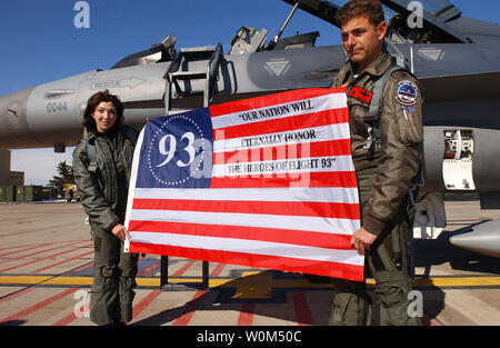 Lt. Col. Mike bassa, un F-16 pilota, centoventesimo Fighter Squadron, centoquarantesimo ala, Colorado Air National Guard e United Airlines, pilota e Sandra Dahl mostrano una bandiera, che ha portato in volo per la stampa dopo il suo F-16 volo incentivo ospitato da il centoquarantesimo ala, Colorado Air National Guard, Buckley Air Force Base , di recente. La bandiera è stata data a Sandra di vigili del fuoco di Somerset, PA in ricordo del suo marito e gli altri membri del regno volo 93. Sandra è la vedova di Jason Dahl che era la United Airlines pilota di volo 93 che è andato giù nel Somerset, PA su Settembre 11, 2001, WH Foto Stock