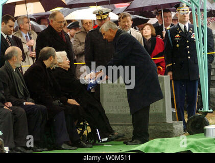 Durante la piena di sepoltura militare onori per ADM. Thomas H. Moorer presso il Cimitero Nazionale di Arlington, la sig.ra Carrie Moorer riceve l'Alfiere nazionale da pensionati Vice Adm. Joe P. Moorer, ADM. MoorerÕs fratello superstite, il 20 febbraio 2004. Adm. Moorer si è laureato presso l' Accademia navale classe di1933 ed è andato a servito come il capo di operazioni navali da 1967-1970, dopodiché è stato nominato Presidente del Comune di capi di Stato Maggiore, un incarico che ha mantenuto fino al suo pensionamento nel 1974. Un ex aviatore Navale, Moorer guadagnato numerose medaglie e onorificenze nel corso della sua carriera, tra cui il Dipartimento della Difesa Distingu Foto Stock