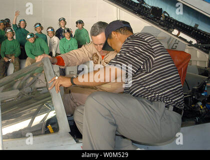 Professional Golfer Tiger Woods è il completamento di un tour di un F/A-18C assegnato al 'Wildcats' di Strike Fighter Squadron uno tre uno (VFA-131) a bordo della nuclear powered portaerei USS George Washington (CVN 73) il 3 marzo 2004, nel Golfo Arabico. Tiger Woods e altri hanno visitato la Norfolk, Virginia based carrier prima di partecipare all'European PGA TourÕs Dubai Desert Classic. (UPI foto/Jessica Davis/Navy US) Foto Stock