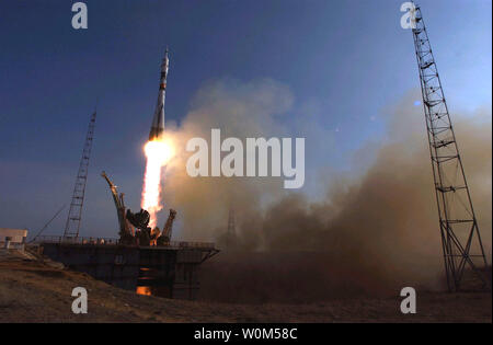 Il nono equipaggio della Stazione Spaziale Internazionale balzato in orbita dal Kazakistan il cosmodromo di Baikonur alle 11:19 p.m. EDT il 18 aprile 2004, intitolata per un appuntamento con la loro casa orbitale due giorni più tardi. Dopo il loro russo navicella spaziale Soyuz docks con la stazione, Expedition 9 il Comandante Gennady Padalka e NASA ISS Scienza Ufficiale Mike Fincke sostituirà l'attuale Expedition 8 equipaggi, Mike Foale e Alexander Kaleri. Agenzia spaziale europea astronauta André Kuipers arriverà con Padalka e Fincke e ritorno con Foale e Kaleri il 29 aprile. (UPI foto/Bill Ingalls/NASA) Foto Stock