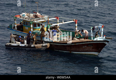 Una carena rigida Gommone (RHIB) forma dispiegata l'Italiano classe Maestrale fregata la sua Scirocco (F 573) invia un team di imbarco per condurre una ricerca di un sambuco di pesca nel golfo di Oman il 3 maggio 2004. (UPI foto/Bart Bauer/Navy US) Foto Stock