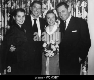 Ronald Reagan e la sua nuova moglie Nancy (C) porre con il miglior uomo e la cameriera di onore al loro matrimonio, William Holden e sua moglie Brenda Marshall, Marzo 4, 1952. Il Reagans si sono sposati presso la piccola chiesa marrone in Studio City, California. Reagan, il quarantesimo Presidente degli Stati Uniti d'America, è stato determinante nel favorire il crollo del comunismo e la fine della guerra fredda. L ex Presidente è ora 92 e è stata affetti dal morbo di alzheimer per oltre dieci anni. (UPI/File) Foto Stock