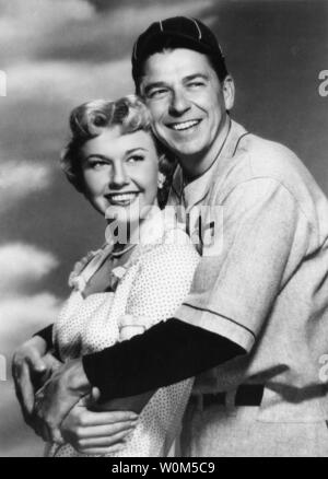 Il Presidente Ronald Reagan è visto qui durante i suoi anni come un attore con co-star Doris Day nel 1952 film, 'Il Team vincente", di baseball grande Grover Cleveland Alexander. Reagan, il quarantesimo Presidente degli Stati Uniti d'America, è stato determinante nel favorire il crollo del comunismo e la fine della guerra fredda. L ex Presidente è ora 92 e è stata affetti dal morbo di alzheimer per oltre dieci anni. (UPI/File) Foto Stock