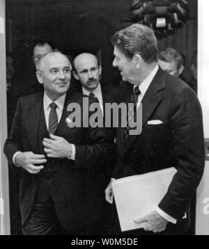 Il Presidente Ronald Reagan e il leader sovietico Mikhail Gorbachev lasciare la loro riunione mattutina dopo la conclusione del secondo round di colloqui Ottobre 11, 1986 a casa Hofdi a Reykjavik, Islanda. (UPI/File) Foto Stock