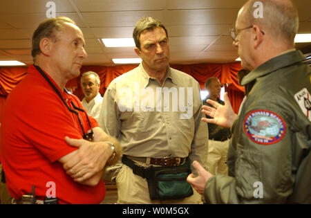 Michael Reagan, figlio dell ex Presidente Ronald Reagan, sinistra, e l'attore Tom Selleck, centro, discutere homeporting per la USS Ronald Reagan (CVN 76) con il comandante, Cruiser Destroyer Gruppo Uno, posteriore Adm. Robert Moeller, il 22 luglio 2004. (UPI foto/Danielle Sosa/Navy US) Foto Stock