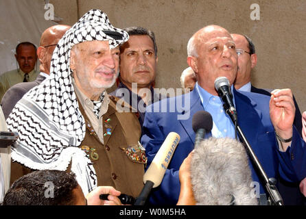 Il primo ministro palestinese Ahmed Qureia (R) viene visualizzata con il leader palestinese Yasser Arafat come egli cancella le sue dimissioni Martedì, luglio 27, 2004 a Ramallah in Cisgiordania. (UPI foto/Omar Rashidi) Foto Stock