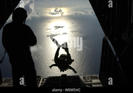 Un Pararescueman dalla 38th Rescue Squadron a Moody Air Force Base, Ga., segue un RAMZ (Rigging Meathod alternativo Zodiac) sul retro di un HC-130 aeromobile durante un salvataggio, 350 miglia a nord est di San Maarten nell'Oceano Atlantico, luglio 22, 2004. (UPI foto/Joshua T. Jasper/USAF) Foto Stock