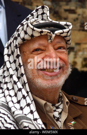 Il leader palestinese Yasser Arafat sorrisi durante il rally della solidarietà per i palestinesi detenuti nelle prigioni israeliane su agosto 31, 2004 a Ramallah in Cisgiordania. (UPI foto/Hussein Hussein/Autorità palestinese) Foto Stock