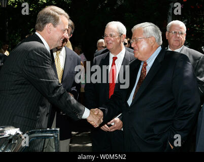 General Motors Chairman e CEO Rick Wagoner (sinistra) saluta U.S. Altoparlante della casa Dennis Hastert, R-Ill., in occasione di un ricevimento a New York City il 29 agosto 2004. (UPI foto/Tyler Mallory-GM) Foto Stock