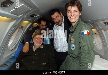 Il leader palestinese Yasser Arafat sorride all'interno di un elicottero lungo il tragitto a Parigi per cure mediche a ottobre 29, 2004 . (UPI foto/Hussein Hussein/Autorità palestinese) Foto Stock