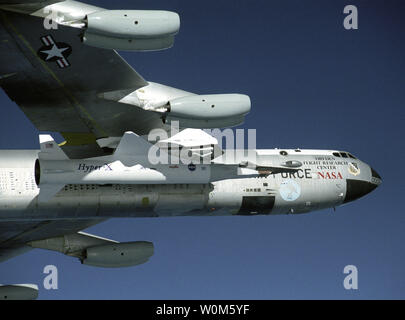 Il terzo X-43A ipersonici aerei di ricerca, attaccata ad un Pegasus modificato razzo booster, è stata presa per il lancio di altitudine dalla NASA B-52B aeromobili di lancio dalla NASA Dryden Flight Research Center ad Edwards Air Force Base in California, su nov. 16, 2004. NASA X-43un veicolo di ricerca urlato nel libro dei record nuovo, dimostrando un air-respirazione del motore è in grado di volare a quasi dieci volte la velocità del suono. Dati preliminari da scramjet-powered veicolo di ricerca mostrano il suo rivoluzionario motore ha lavorato con successo a circa Mach 9.8, o 7.000 mph, come è volato a circa 110.000 piedi. (UPI foto/NASA) Foto Stock