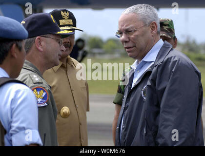 Il segretario di Stato Colin Powell saluta U.S. Aria marina marinai sulla pista di Sultan Iskandar Muda Airport nella provincia di Aceh e Sumatra, Indonesia il 5 gennaio 2005. Powell ha visitato la zona devastata dallo tsunami. (UPI foto/Benjamin D. Vetro/Marina) Foto Stock