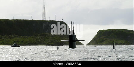 Il Los Angeles-class attack submarine USS San Francisco (SSN 711) passa la scogliera Orote linea come si entra nella sua casa porto di Apra Harbor, Guam, il 9 gennaio 2005, a seguito di un incidente in cui essa si è arenata a circa 350 miglia a sud del territorio degli Stati Uniti il 8 gennaio. USS San Francisco è stata la seconda fast-attacco sommergibile deve essere assegnato al distribuita Squadriglia Sommergibili quindici, che si trova a bordo di base navale di Guam. (UPI foto/Natanaele T. Miller/Navy US) Foto Stock