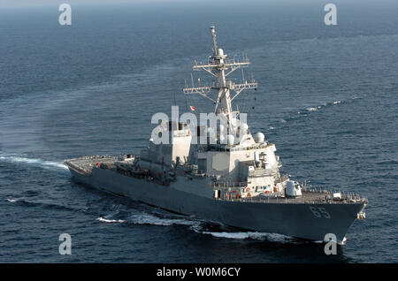 Il missile destroyer USS Benfold (DDG 65) manovre nel Mare delle Andamane a largo della costa dell'isola di Sumatra, in Indonesia il 19 gennaio 2005. Navy elicotteri sono utilizzando Benfold come una stazione di rifornimento per il sollievo dei voli in Sumatra, Indonesia. Benfold è assegnato alla USS Abraham Lincoln (CVN 72) il vettore Strike gruppo, attualmente operanti nell'Oceano Indiano al largo delle acque dell' Indonesia e della Thailandia a sostegno delle operazioni di assistenza unificato. (UPI foto/James Pinsky/Marina) Foto Stock