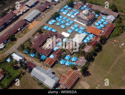 Una veduta aerea mostra un campo profughi nella città di Sabang a Pulau abbiamo, Indonesia il 23 gennaio 2005. Elicotteri da USS Essex (LHD 2) e marines e velisti assegnati al 31 Marine Expeditionary Unit sono di supporto alla operazione di assistenza unificato, l'operazione umanitaria sforzo sulla scia dello tsunami che ha colpito il Sud Est Asiatico. (UPI foto/Travis M. scottature/Marina) Foto Stock