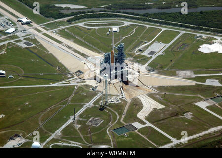 Una veduta aerea di parte del Kennedy Space Center il gigante del complesso che presenta il gruppo di veicoli Edificio (VAB) e la zona circostante. La navetta spaziale Discovery e il suo supporto risma di hardware, solo pochi giorni prima hanno preso il lungo e lento cammino dal VAB in cima il cingolato/veicolo di trasporto a Launch Pad 39B in preparazione per la STS-114 missione. La NASA sta progettando di lanciare scoperta a volte verso la fine di luglio, quando i sette membri Ritorno a equipaggio di volo volerà verso la Stazione Spaziale Internazionale principalmente per testare e valutare le nuove procedure di sicurezza. Ci sono stati molti miglioramenti in termini di sicurezza Foto Stock