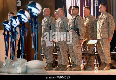 Marines da Marina elicottero pesante Squadron 361 stand all attenzione di Febbraio 2, 2005 all'inizio di un emotivo memoriale di servizio per i quattro uomo equipaggio che hanno perso la vita in un incidente in elicottero nel Al Anbar Provincia di Iraq Gen 26, 2005. (UPI foto/Ciad McMeen/USMC) Foto Stock