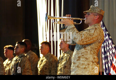 Sgt. Michael A. Flaningam, 3 aeromobili Marina Wing Band trumpeter, riproduce i rubinetti a conclusione di un memoriale di servizio il 2 febbraio 2005 in Al Anbar provincia dell'Iraq. Due piloti e due capi di equipaggio con Marine elicottero pesante Squadron 361 perirono Gen 26, 2005 in un crash in Al Anbar provincia dell'Iraq. (UPI foto/Ciad McMeen/USMC) Foto Stock