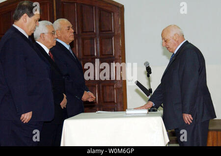 Altoparlante Fattouh Raui (L), Autorità Palestinese Presidente Mahmoud Abbas e Tayeb ufficiale Abd al Rahim guardare come il Primo ministro palestinese Ahmed Qureia (R) è giurato nel nuovo gabinetto nella West Bank città di Ramallah, Feb 24, 2005. Il parlamento palestinese ha approvato un 24-stati armadio dominato dai professionisti incaricati. (UPI foto/Omar Rashidi/Autorità palestinese) Foto Stock