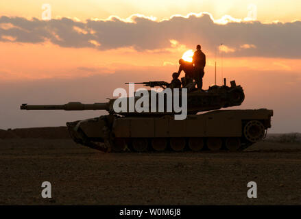 Marines con il primo plotone, Alfa Company, 2° battaglione del serbatoio, fornire la sicurezza mentre altri Marines utilizzare bulldozer per costruire una barriera berm lungo il confine Iraqi-Syrian a sud di Husaybuh, Iraq, nel febbraio 25, 2005. I marines sono attualmente impegnati in sicurezza e le operazioni di stabilizzazione nel Al Anbar Provincia, Iraq. (UPI Photo/ Christopher G. Graham/Marines) Foto Stock